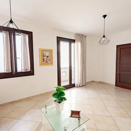 Iris Apartment *